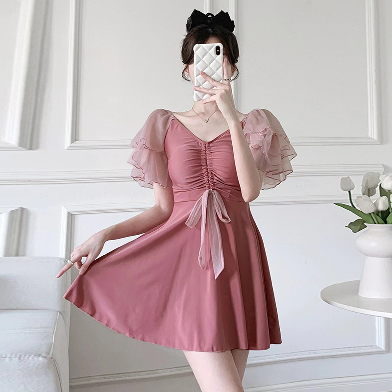 Dispositivo especial de despeje de baño unidireccional conservador para cubrir la piel delgada pecho pequeño reúnido manga de hoja de loto alta sensación de baño falso para mujeres