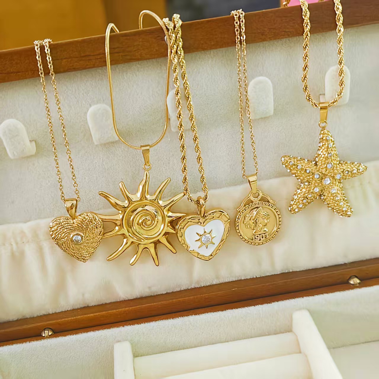 European and American Jewelry French Niche Retro Titanium Steel Heart-Shaped Necklace Stainless Steel Zircon Starfish Pendant Necklace for Women in Stock