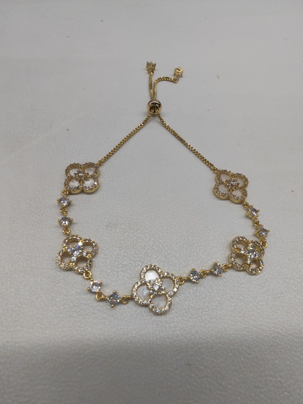 Pulsera de flores huecas en forma de diamante de circón, pulsera de temperamento de lujo ligero, personalidad, moda exquisita, joyería de todo fósforo para mujer