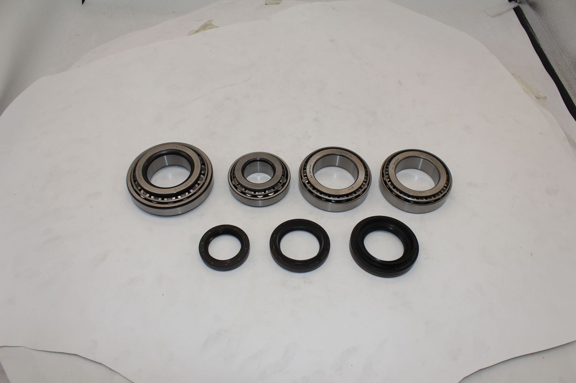 Suitable for Mercedes-Benz 221 rear differential bearing oil seal repair kit; tapered roller bearing seal ring, directly supplied by the manufacturer