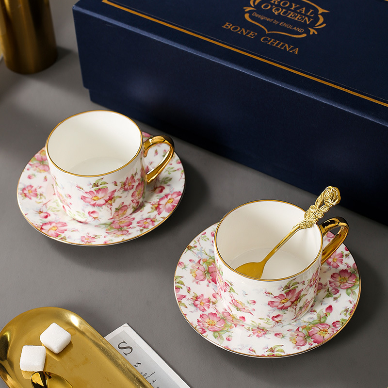 Caja de regalo de taza de café de estilo europeo pequeño lujo exquisito set de té de la tarde porcelana hueso regalo de boda caja de regalo