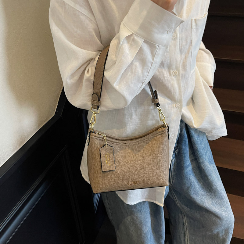 Bolsos populares de este año 2025 verano nuevo bolso femenino bolso de hombro con patrón de lichi simple bolso de mensajero con letras casuales