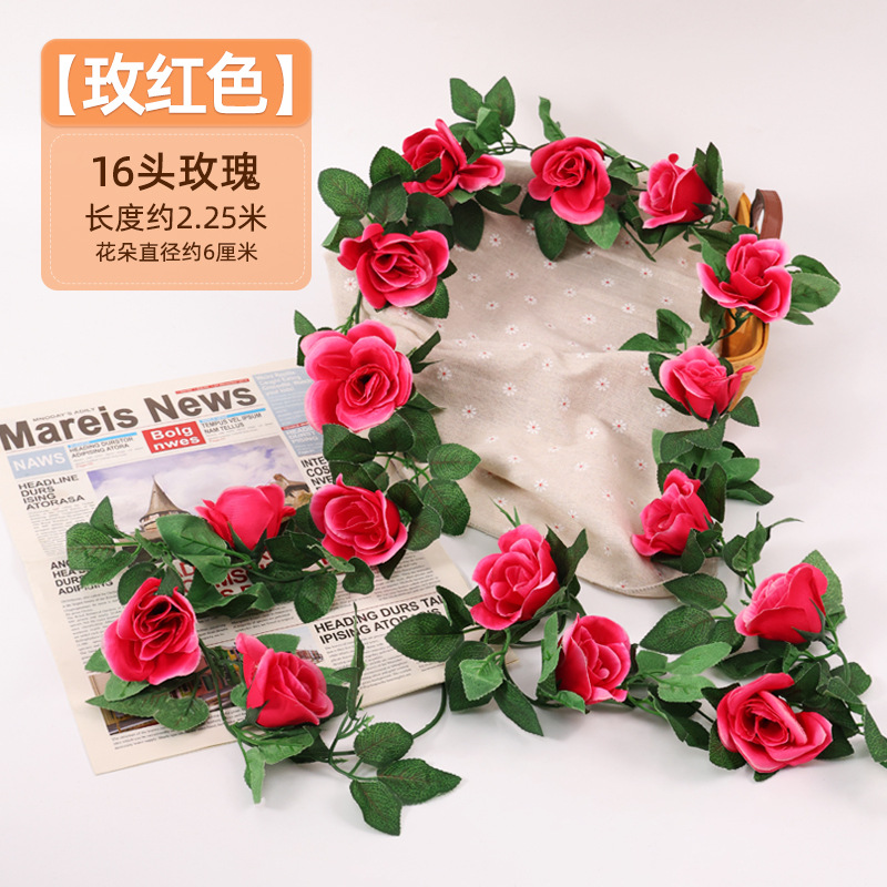 Simulación de flores falsas rosas de caña colgando la pared tubería de drenaje envuelta hoja verde que cubre la parte superior de la decoración de boda de plástico