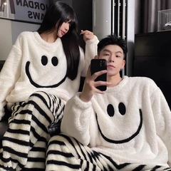 カップルのパジャマの女性の珊瑚の絨毯の新型の冬の韓風の漫画の丸首の厚い保温の長袖のズボンのスーツ