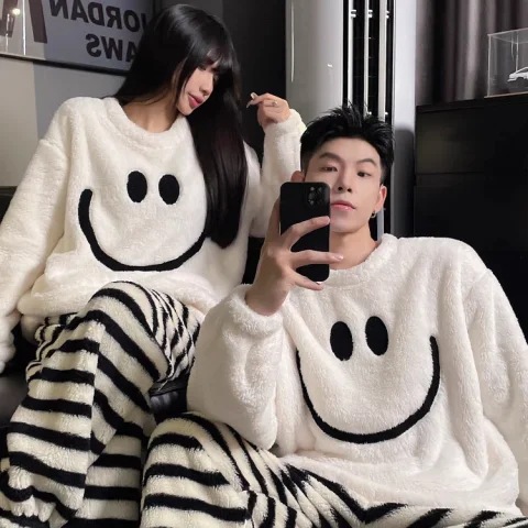 Partnerpyjama für Damen aus Korallenfleece, neues Winter-Set im koreanischen Cartoon-Stil, Rundhalsausschnitt, dick gefüttert, mit langen Ärmeln und Thermohose_voghion.com