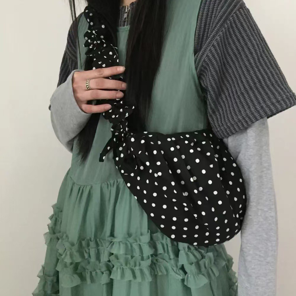 2025 Korean Style Black And White Polka Dot Pleated Lace Drawstring Crossbody Bag Nylon Versatile Commuter Dumpling Bag For Women - Thumbnail 5