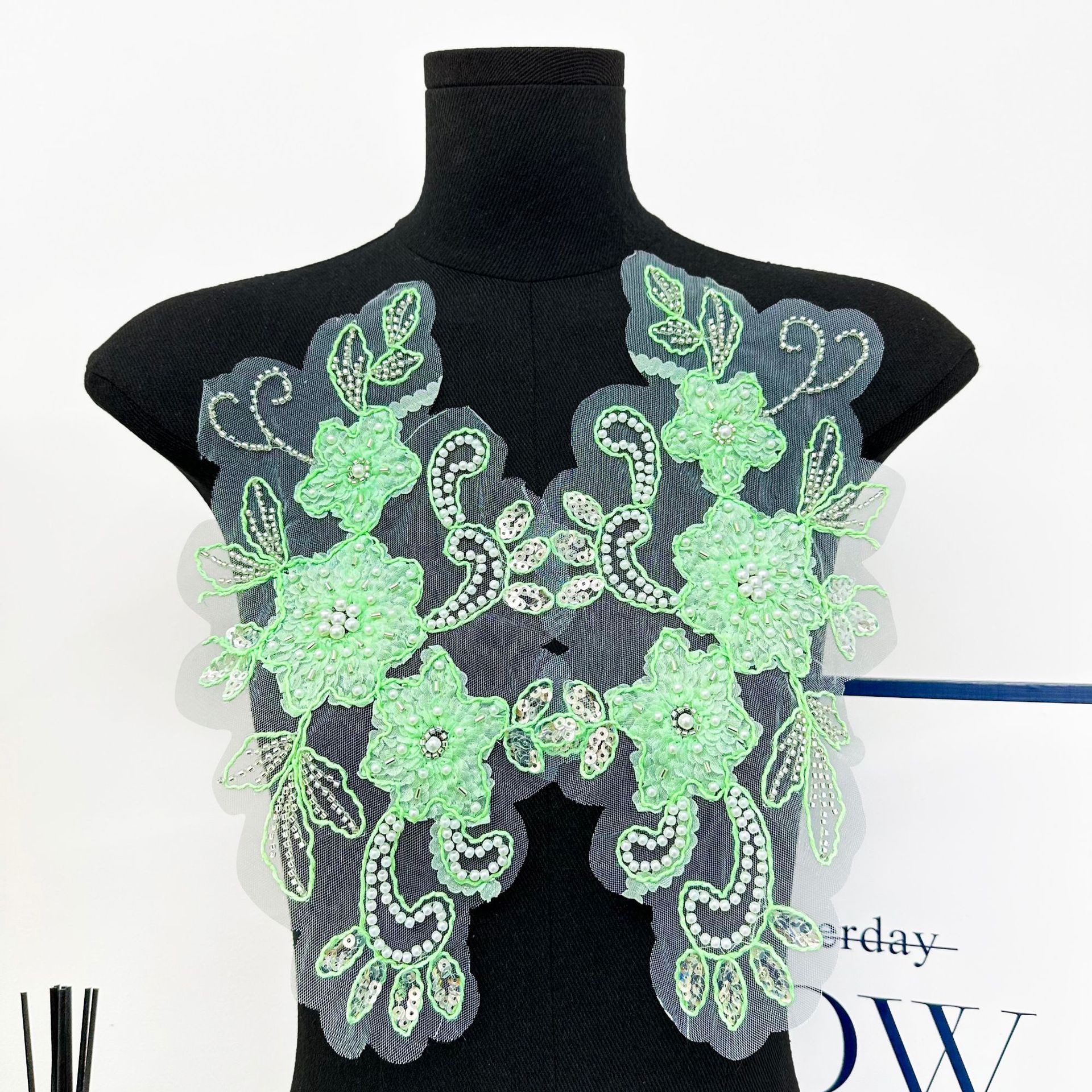 Flor de perlas bordadas vestido de boda decoración decalca de perlas tridimensionales accesorios hechos a mano al por mayor