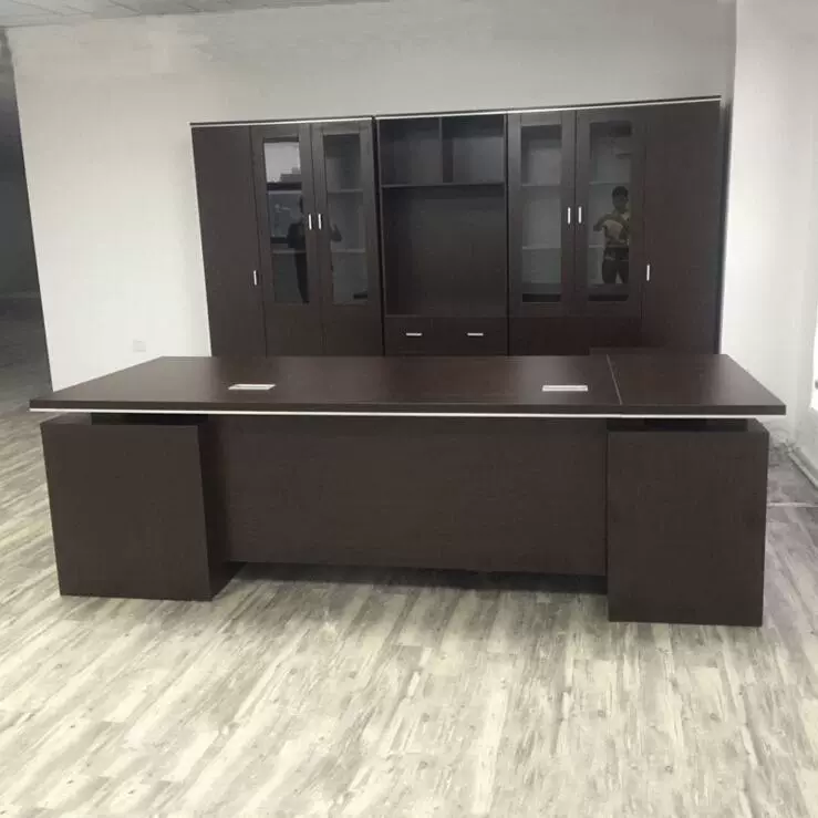 广东桌子办公 总裁经理办公桌高端大气简约现代老板桌椅组合