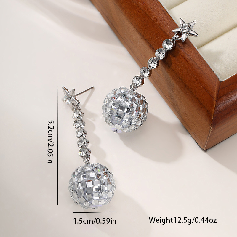 Europa y Estados Unidos transfronterizos estrella de penta zircón discoteca bola de lámpara colgante pernos de orejas de moda para mujeres orejas de boquilla
