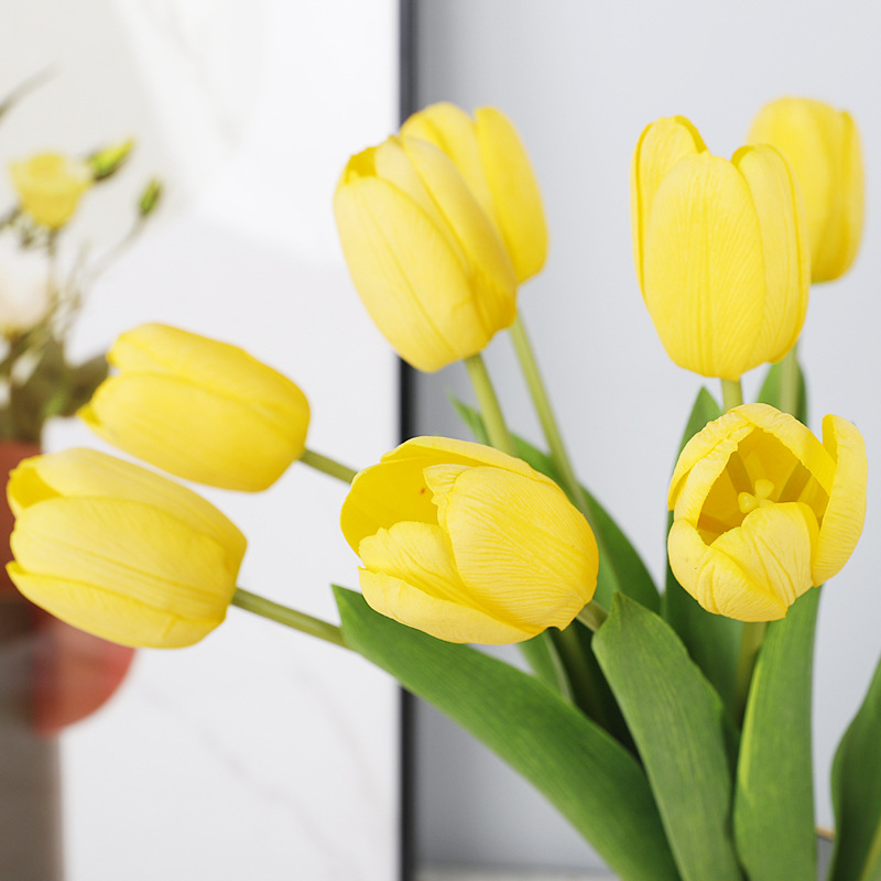 Tulipanes artificiales de gran venta transfronteriza, flores artificiales para uso doméstico con tacto húmedo, flores artificiales de alta gama para decoración y celebraciones de bodas.
