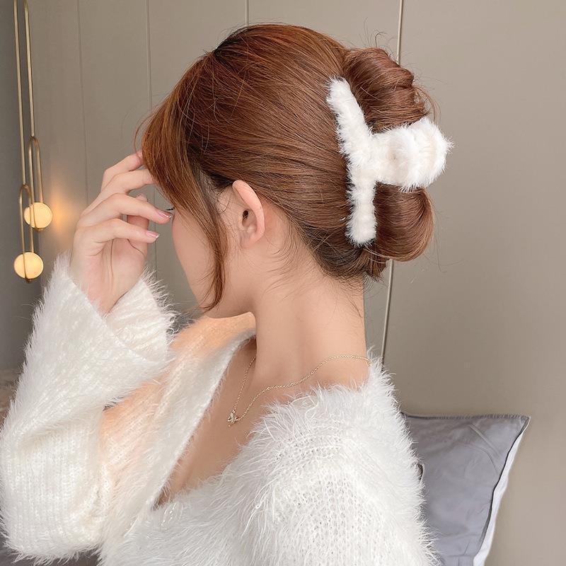 Clip de pelo de peluche cuchara trasera clip de pelo grande clip de otoño e invierno nuevo clip de pelo clip de tiburón clip tocado para las mujeres