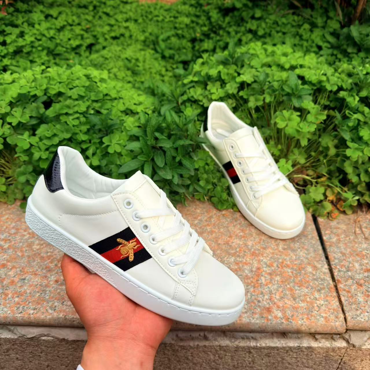 Bee Europa marca de moda bordada zapatos blancos ligeros de lujo con suela gruesa de moda para hombres zapatos deportivos de skate de estilo universal zapatos casuales