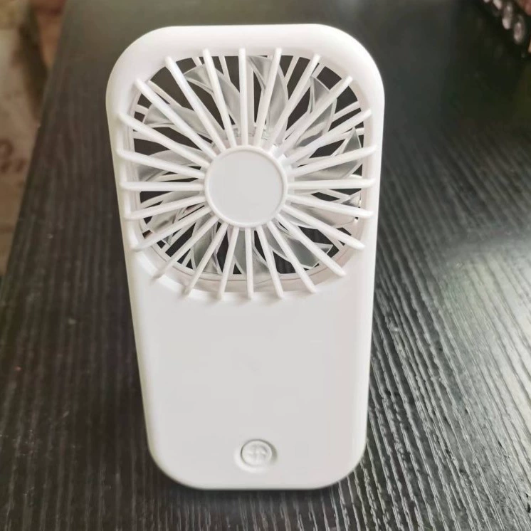 Милый прямоугольный сухой вентилятор с мультяшным аккумулятором может быть портативным и размещенным на мини-вентиляторе настольной камеры.