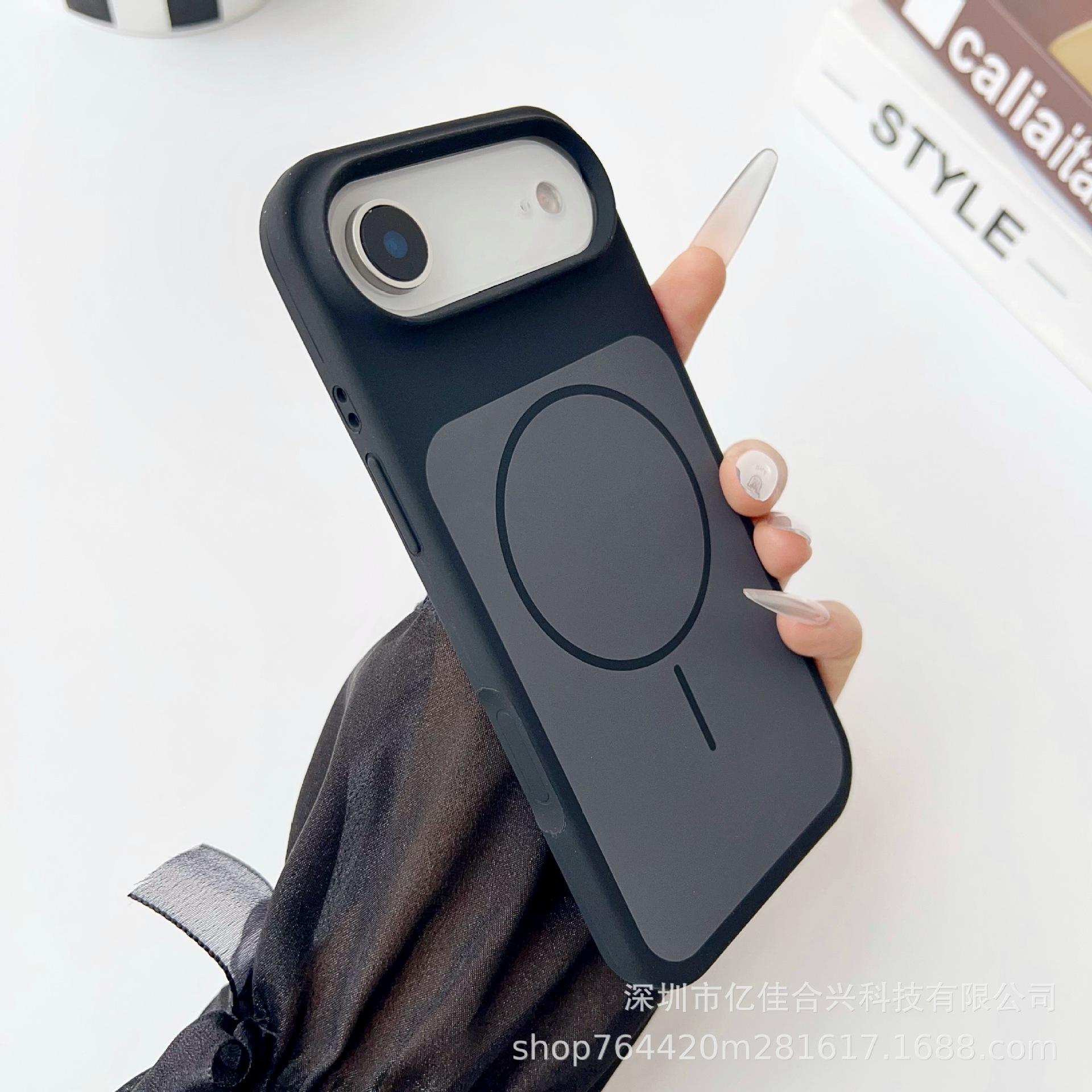 Magnético líquido de dos colores de gran agujero para iPhone17 ProMax 16 segundos de cambio 17 caso anti-caída 13