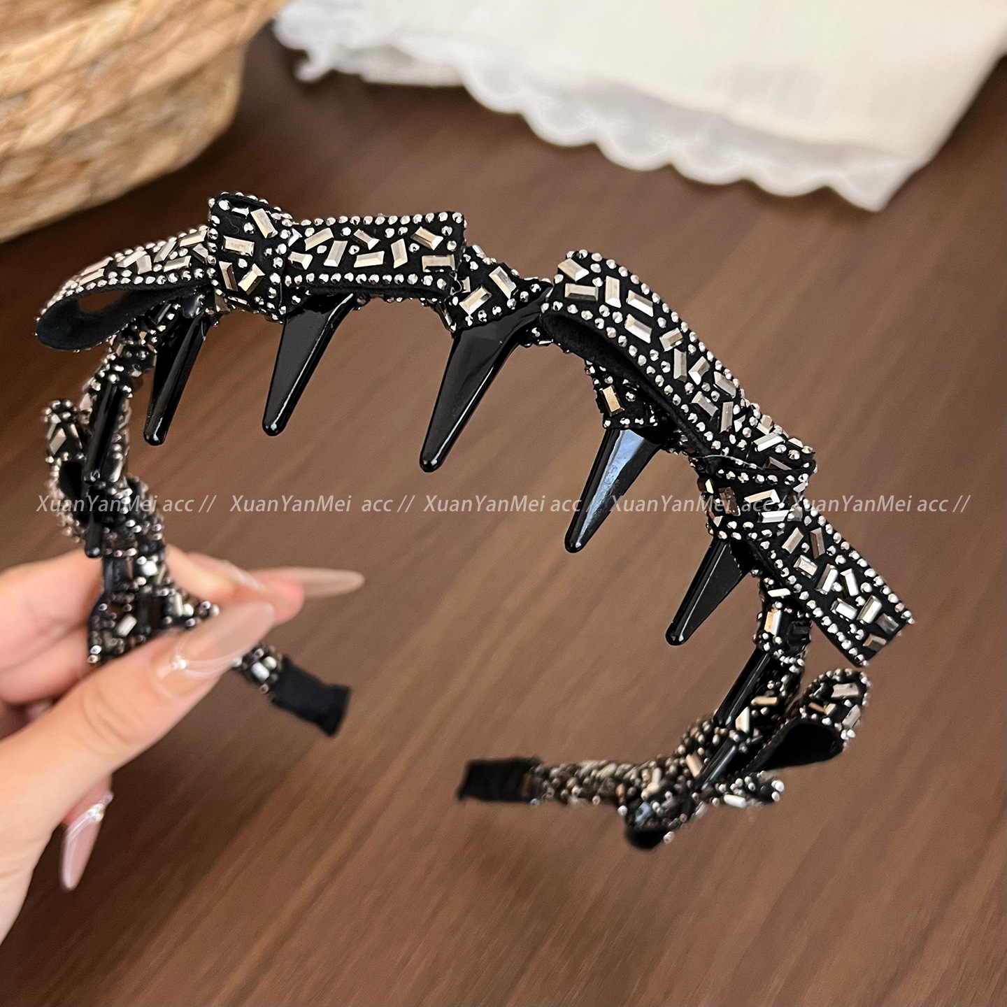 Black diamond knotted bow