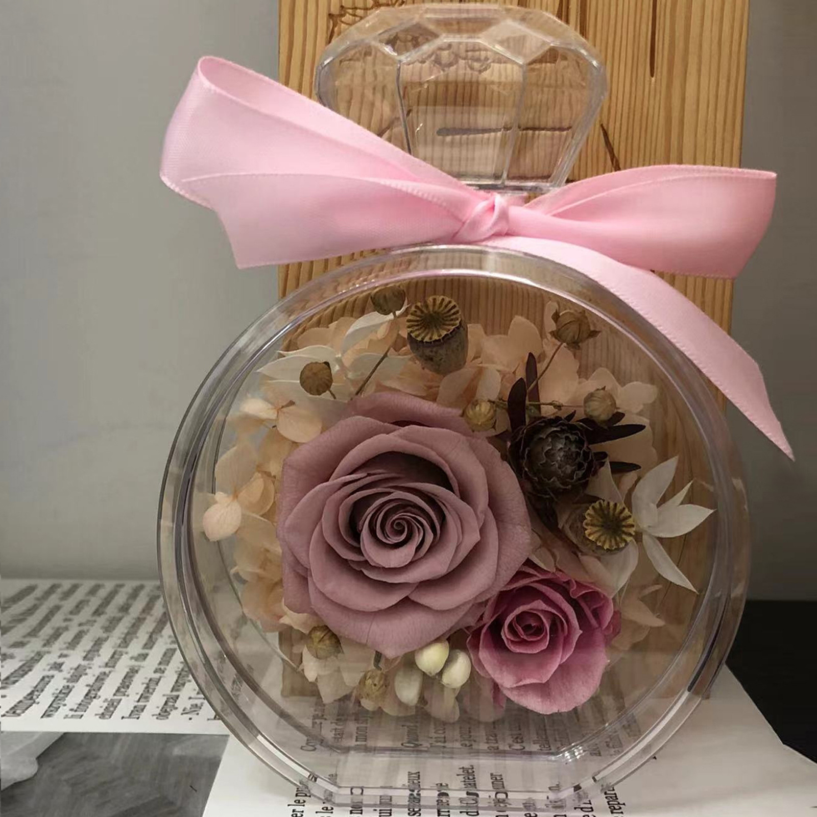Flor eterna Botella de perfume rosa Caja de regalo de acrílico terminado Regalo de flor real del día de San Valentín Flor eterna Adornos de alta calidad
