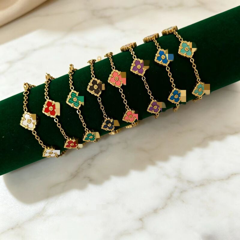 Cross-border hot-selling women's bracelet, vintage design, four-leaf clover, double-sided mother-of-pearl, non-fading, light luxury, versatile jewelry wholesale Cross-border hot-selling women's bracelet, vintage design, four-leaf clover, double-sided mother-of-pearl, non-fading, light luxury, versatile jewelry wholesale