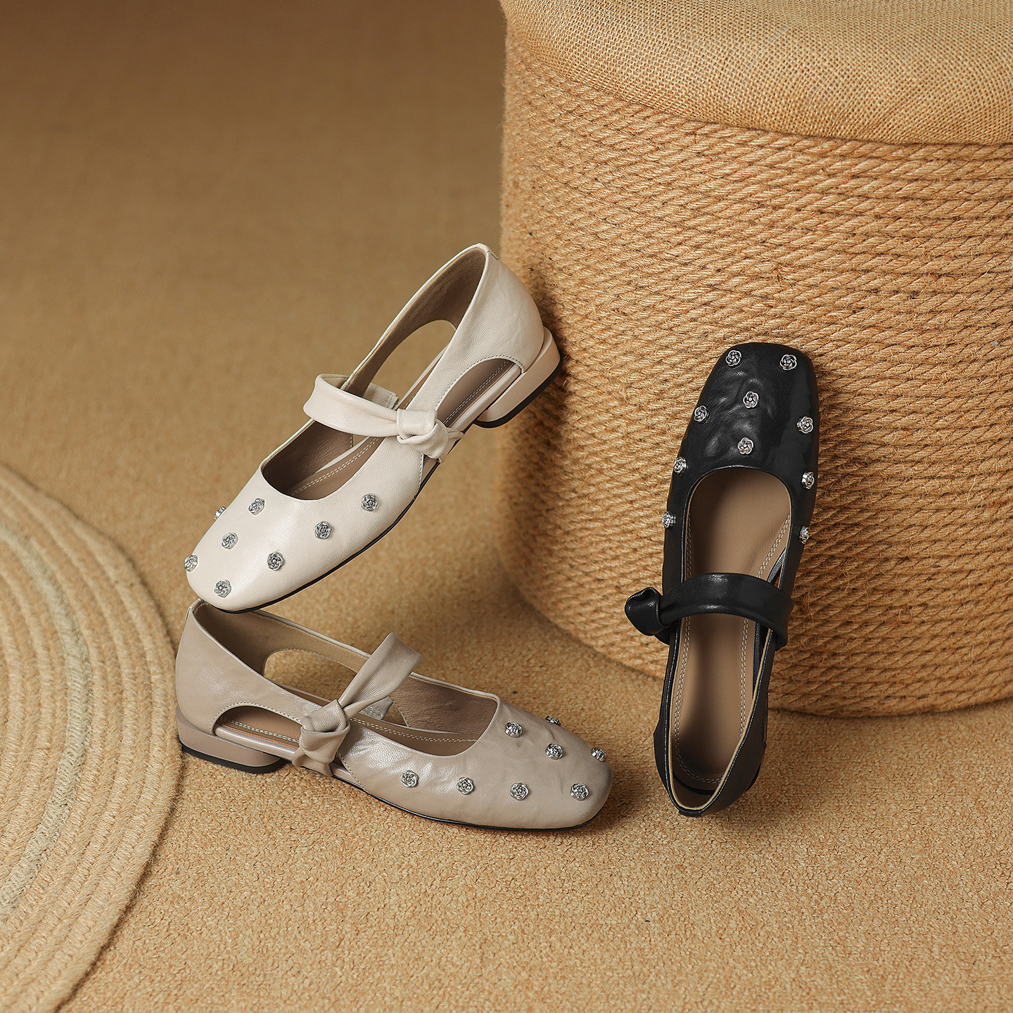 Sandal nữ da cừu đinh tán hoa rỗng mũi tròn kiểu ballet quai ngang đế bệt — đen chi tiết 3