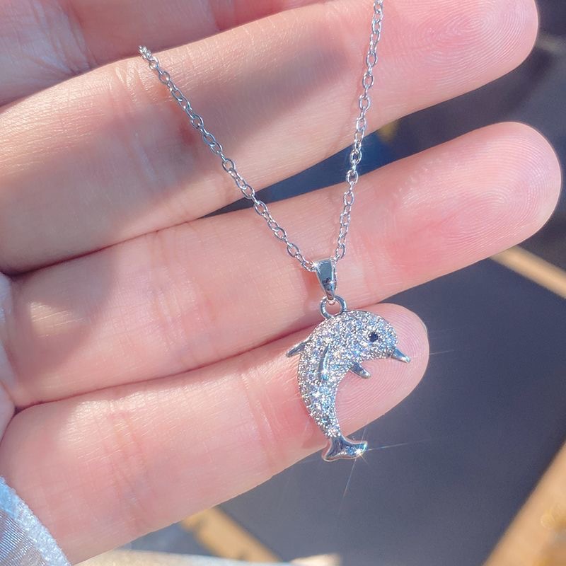 Women's dolphin necklace, simple and elegant clavicle chain, versatile and luxurious pendant, a Valentine's Day or New Year's gift.