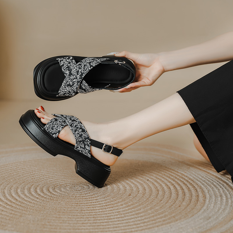 Fashionable sandals Chinese style