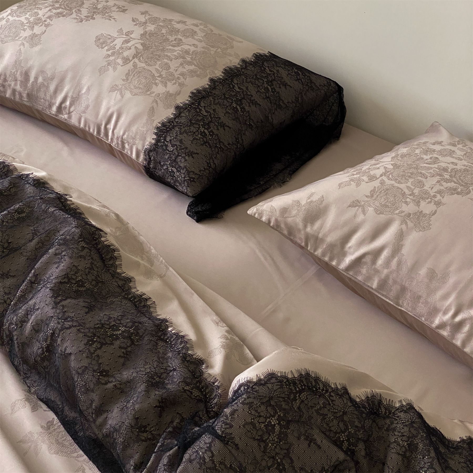 Nordiskt boho bäddset i bomullsjacquard med spetskant_voghion.com