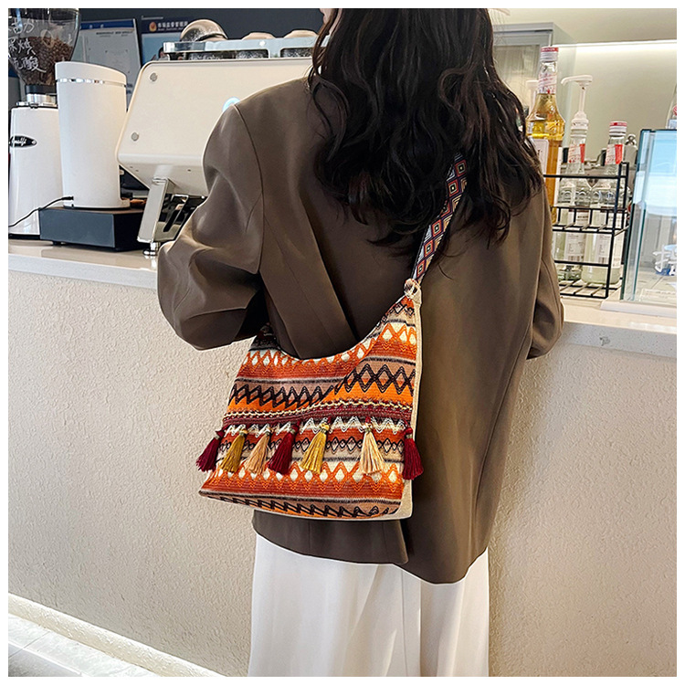 Large-capacity tote bag 2025 Summer new style trendy, simple and casual women's single-shoulder bag, artistic Chinese-style tassel bag undefined