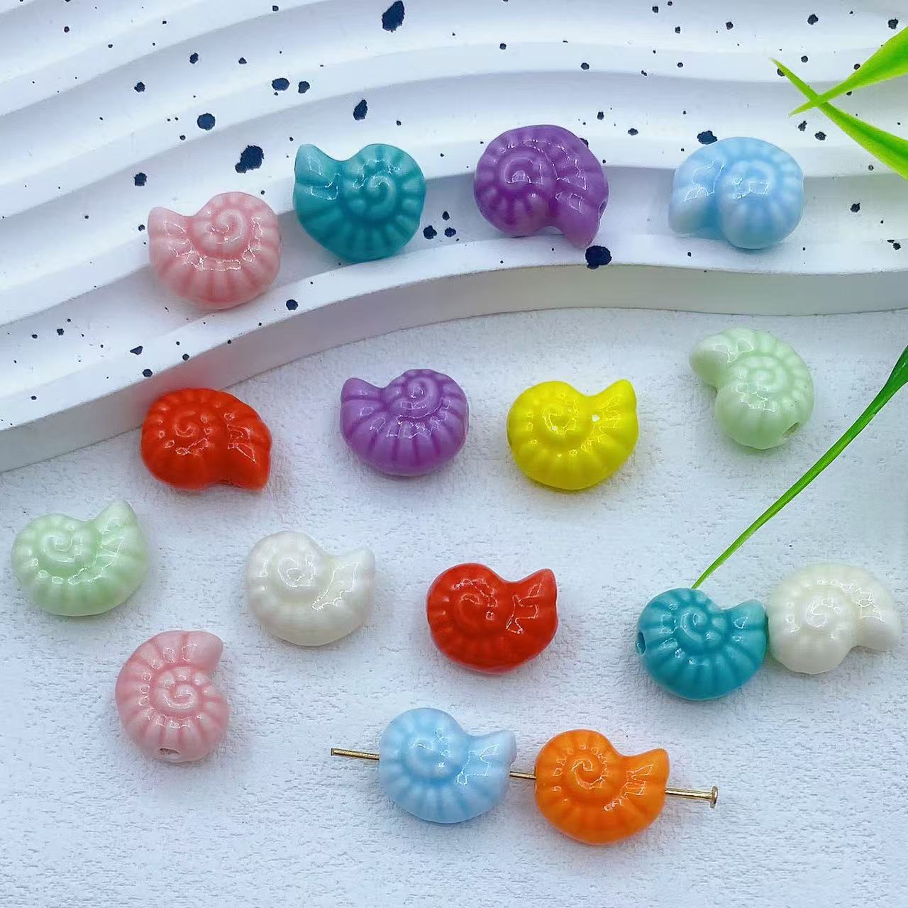 Cuentas de cerámica flor cuadrada estrella de cinco puntas pequeña flor de ciruelo trébol de cuatro hojas pequeño elefante pequeño conejo de jade color mixto cuentas de agujeros rectos cuentas hechas a mano