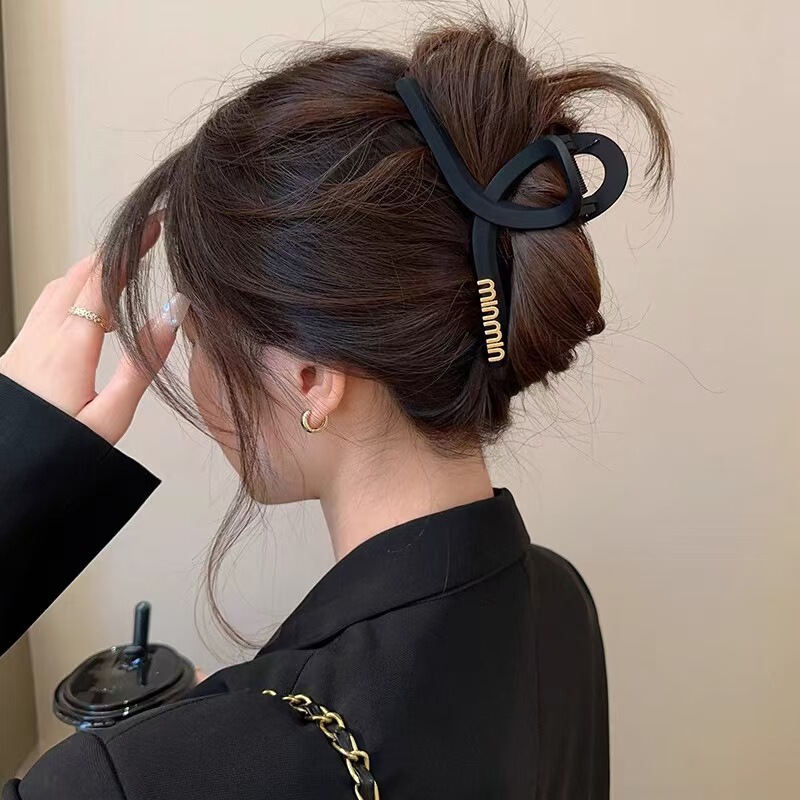 黒い髪のクリップの大きいサイズのシンプルなアルファベットのminヘアピンの女性の高級感の後頭部の髪のサメのクリップの飾り|undefined