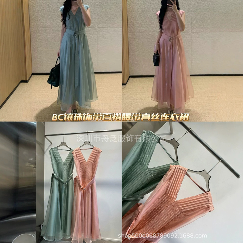 2026 Spring/Summer New Old Money Style V-Neck Waist-Tie Dress Celebrity Style Mid-Length Dress Elegant Pleated Tank Dress 2026 Spring/Summer New Old Money Style V-Neck Waist-Tie Dress Celebrity Style Mid-Length Dress Elegant Pleated Tank Dress