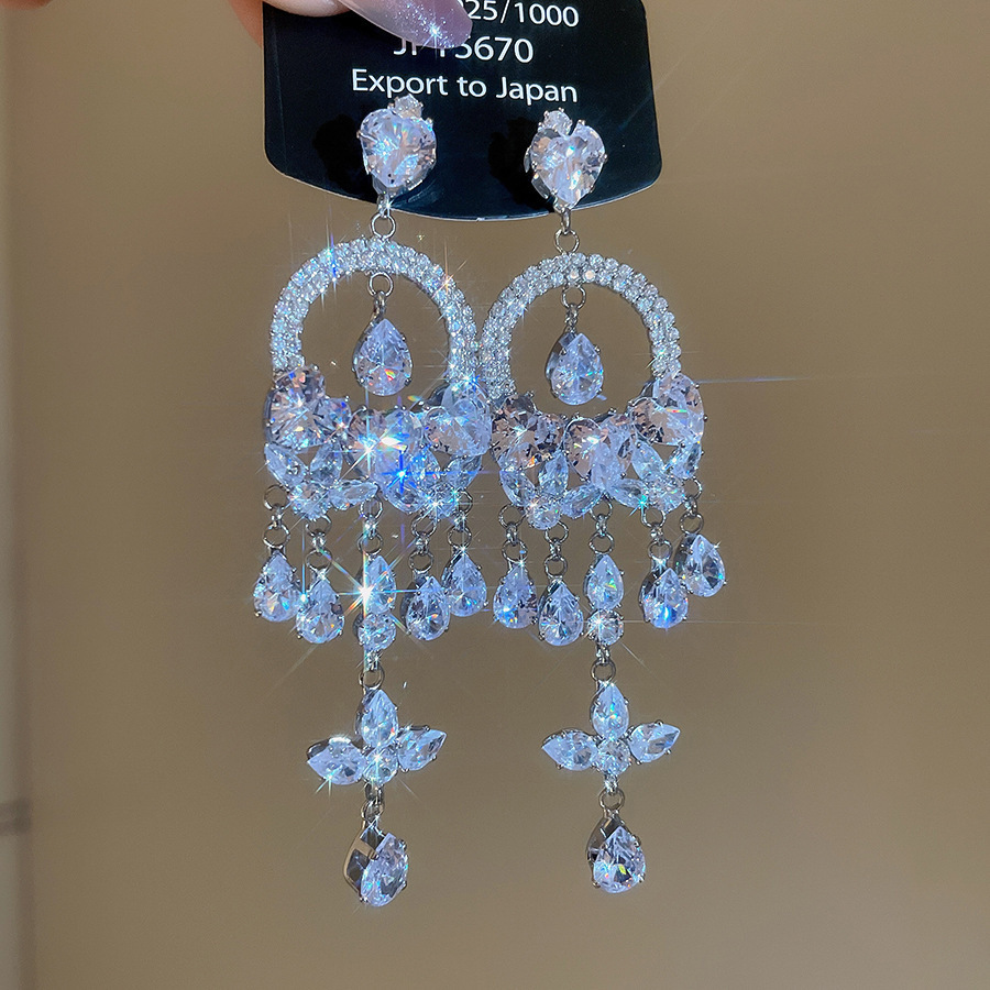 Agujas de plata transfronterizas flores de zircón aretes de bordillo estilo de moda pernos de auriculares lujosos de alto nivel de diseño de auriculares nicho