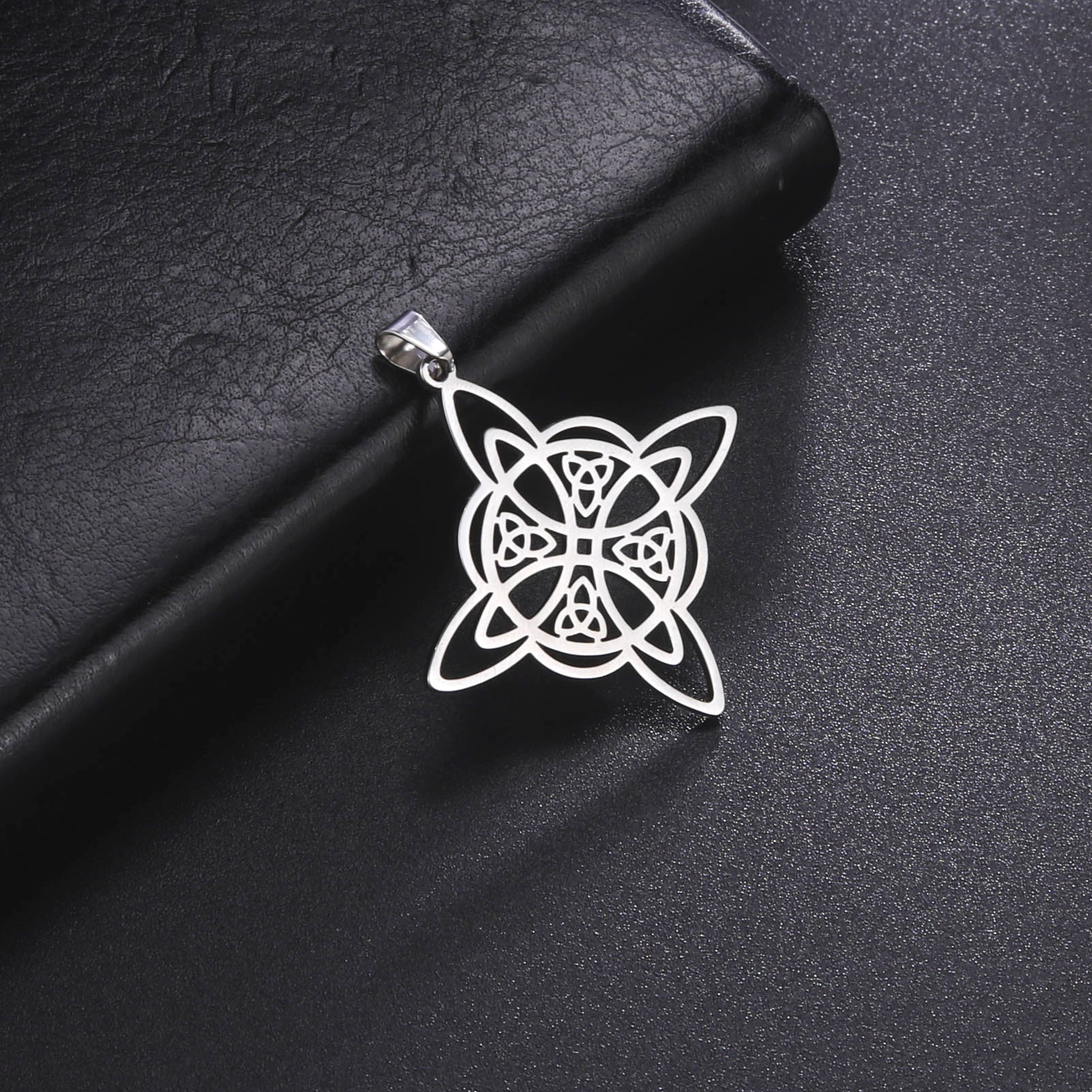 Simple Style Witch Knot Solid Color Stainless Steel Plating Hollow Out Charms display picture 1