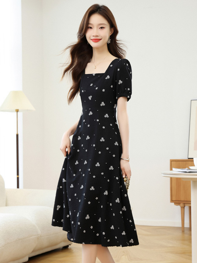 Đầm maxi nữ thắt eo cổ vuông họa tiết hoa đen chất liệu voan mềm mại — Hoa màu đen