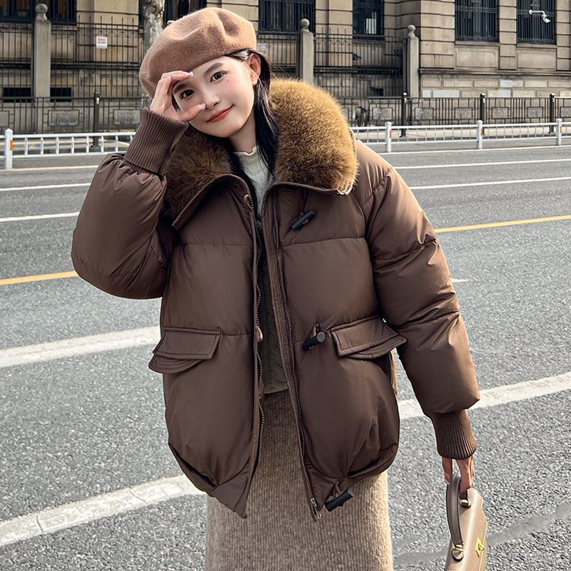 Europa estación corta plumón de algodón mujer 2025 nuevo invierno gran cuello con solapa de moda de algodón chaqueta pequeña