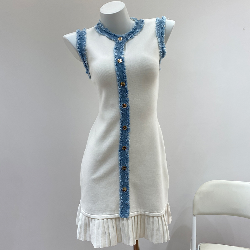French Brand Sd's 2025 Early Spring New Denim Lace Trim Gold Button Daily Commute Small Pleated Knit Dress