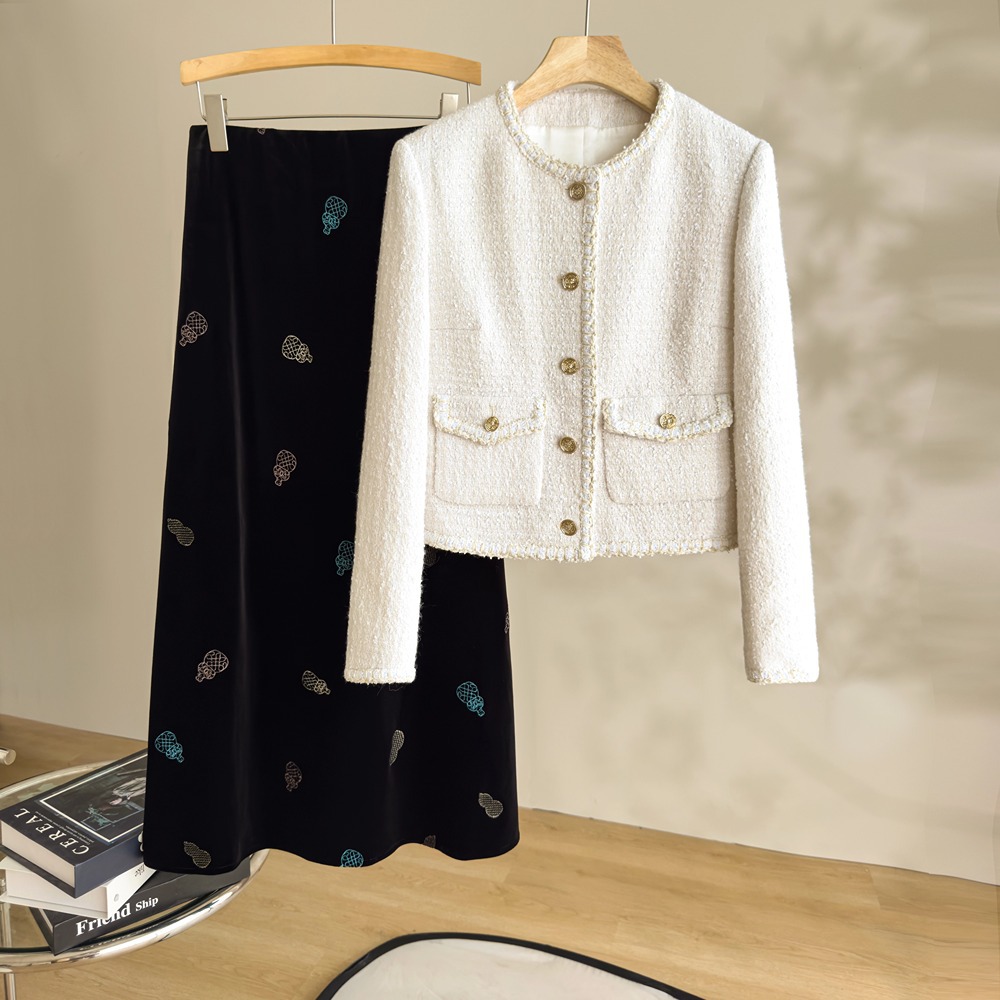 Endi Xiang's Elegant White Wool Tweed Jacket in a Socialite Style, Spring French-Style Tweed Woven Round-Neck Top