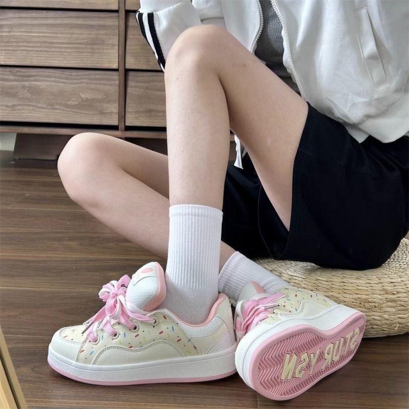 Pequeños zapatos blancos primavera y otoño 2025, nuevos zapatos de pan de color rosa, zapatos de skate de moda casuales para mujeres