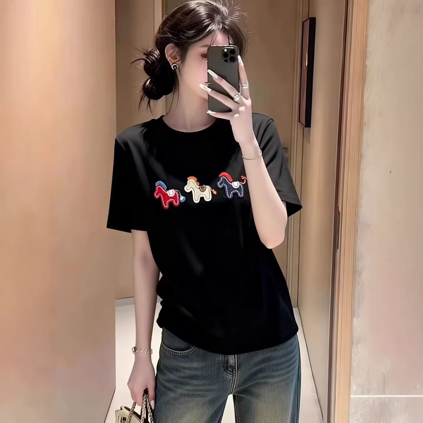 Áo thun nữ cổ tròn tay ngắn thêu hình ngựa nhỏ phong cách basic — màu đen