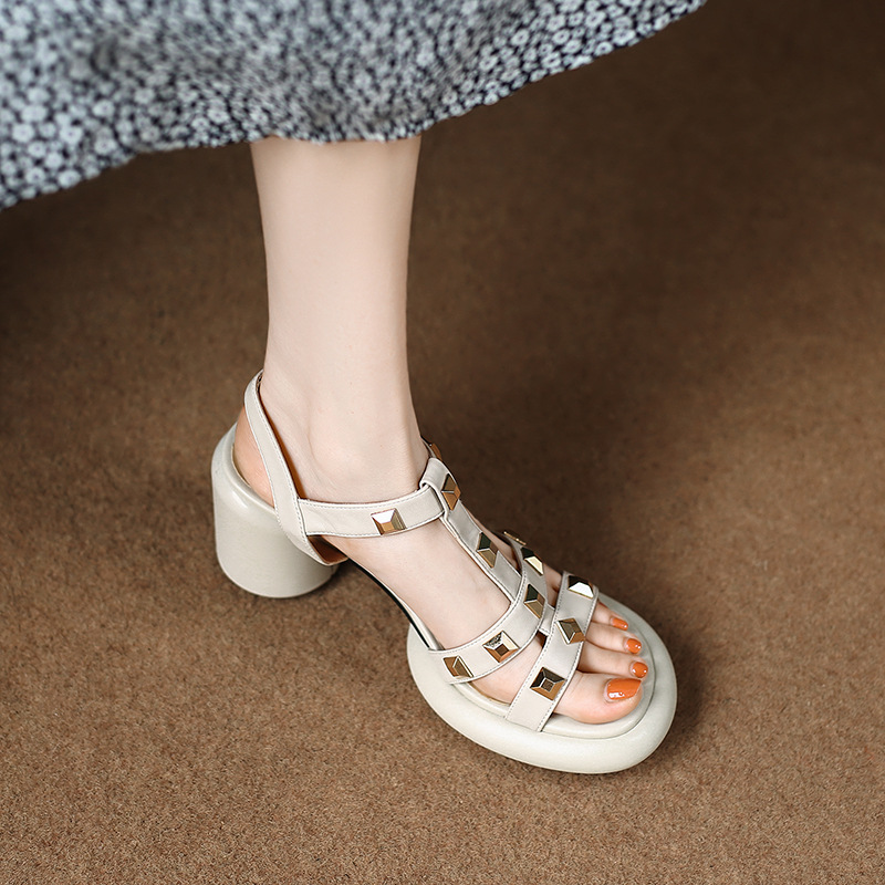 Sandal cao gót nữ mũi nhọn quai ngang đinh tán gót vuông 9 cm — màu đen, màu trắng ngà, màu vàng