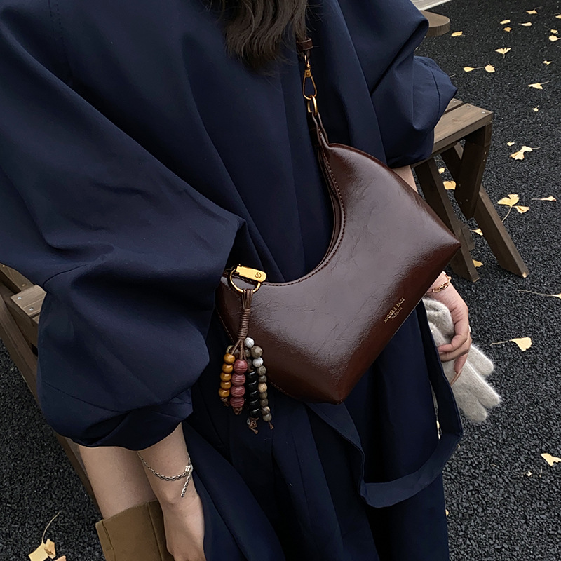 Nicho bolso de diseño de mujer 2025, nuevo otoño invierno retro ocio mochila de hombro, bolso de brazo portátil universal