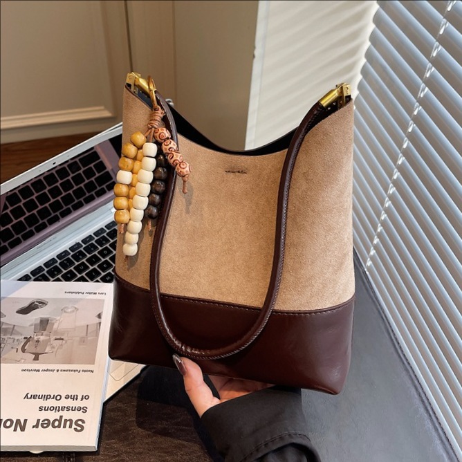 Bolsa de cubo de lujo ligera transfronteriza de gran capacidad para mujeres 2025, otoño y invierno, nueva bolsa de brazo universal, nicho, bolso de hombro de empalme