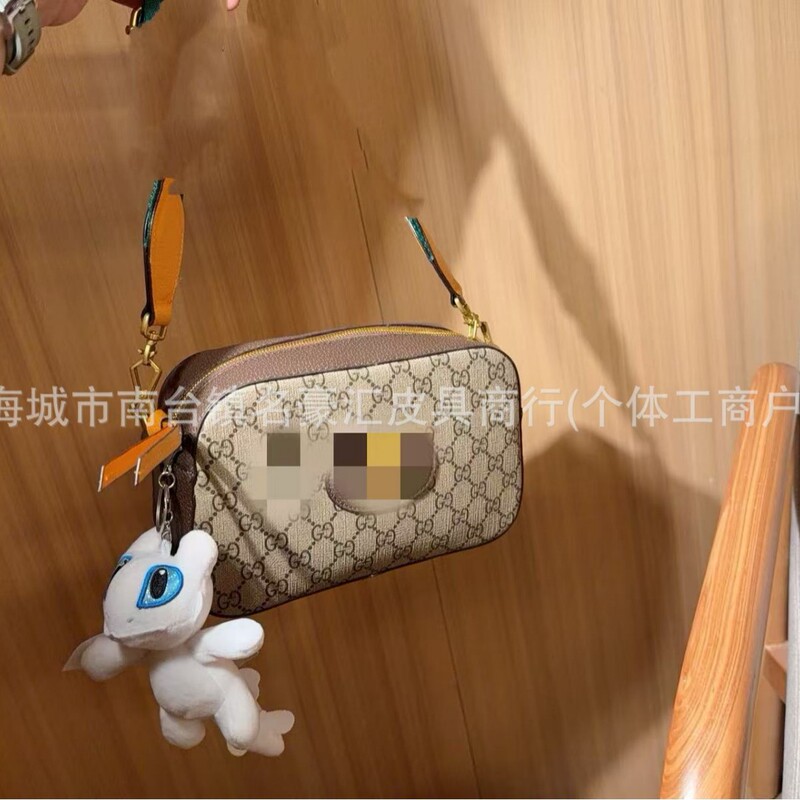 Gucci's new classic tiger-head camera bag is simple and clean, with a vintage college style that is versatile and suits everyone Gucci's new classic tiger-head camera bag is simple and clean, with a vintage college style that is versatile and suits everyone
