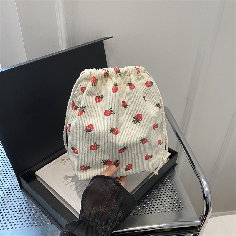 Bolsos de fresas lindos para mujeres 2024 nueva moda bolsas de cubo de velcro simple pequeño fresco de hombro mochila de moda