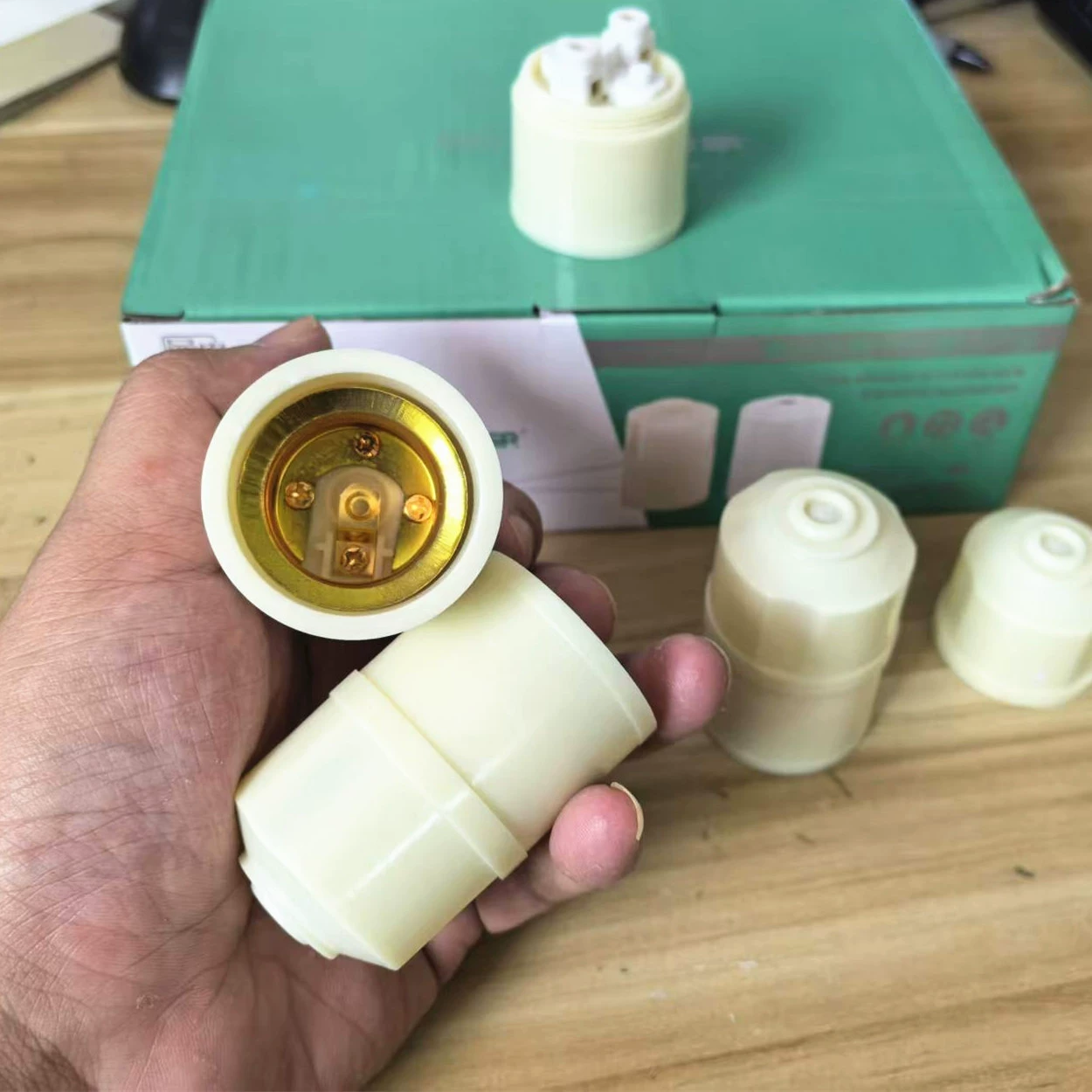 Молочная резьбовая головка лампы e27 головка лампы огнестойкий шнек патч патч патч Zhongshan аксессуар светодиодная головка лампы патч