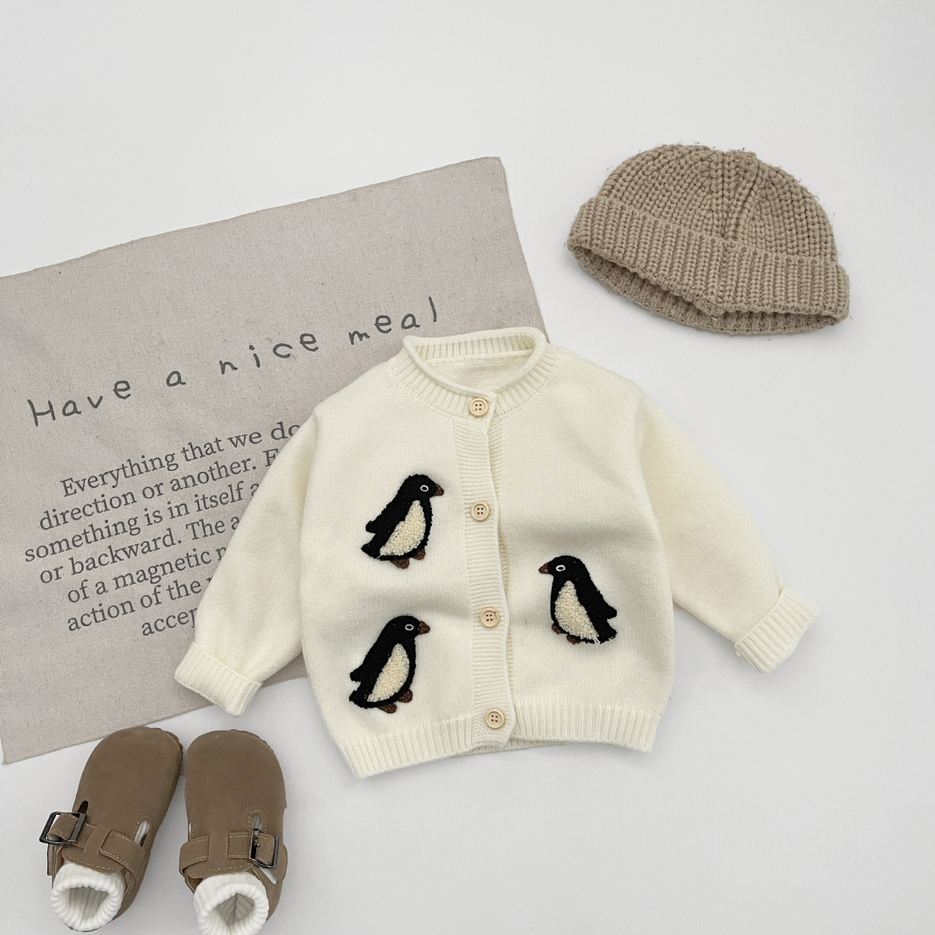Baby chaleco de otoño y invierno 2025 nuevo chaleco de punto de aire extranjero bebé lindo super lindo vestido de hombro