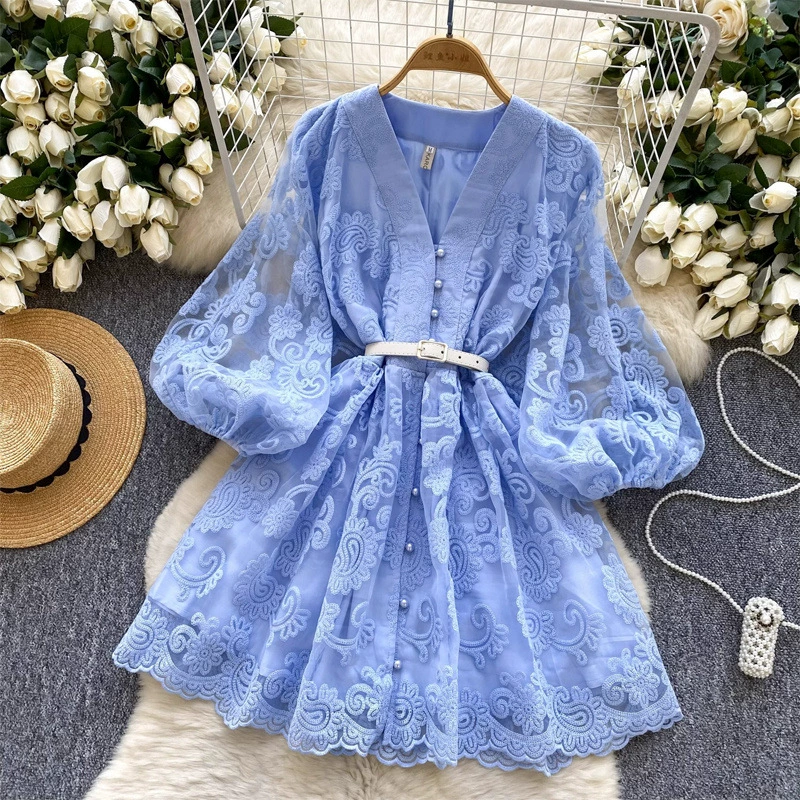 Элегантное женское платье в стиле французского сладкого дворца с воротником-фонариком, рукавами-фонариками, обильной вышивкой на талии, застежкой на одну пуговицу и эффектом стройности.