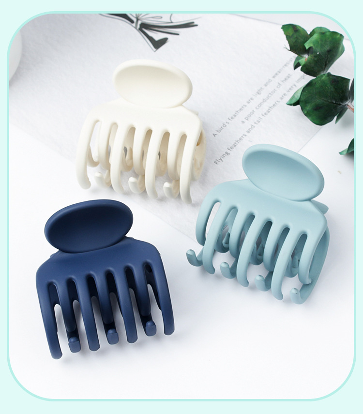 Simple Style Solid Color Plastic Resin Hollow Out Hair Claws 1 Piece display picture 3