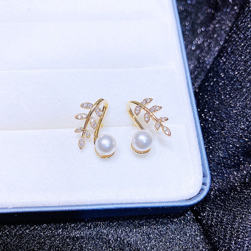 Fashion Micro-inlaid Zircon Leaves Pearl Copper Earrings display picture 2