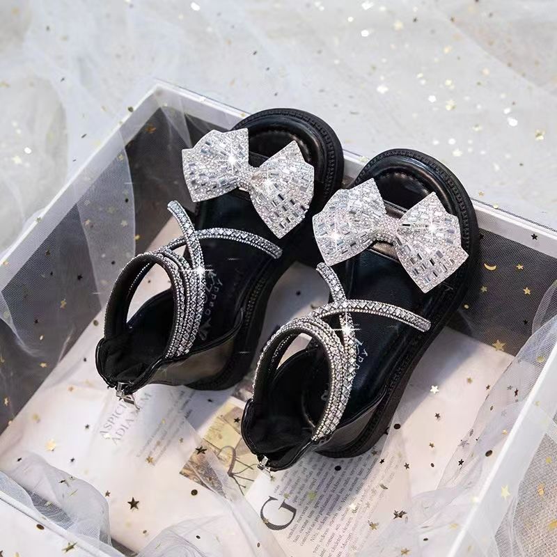 Girl's sandals in beige color