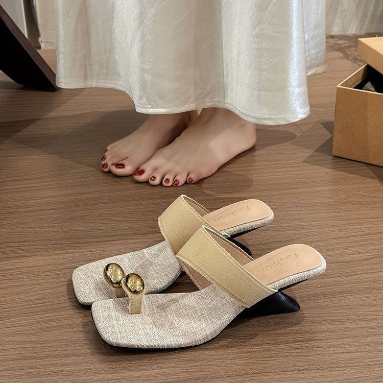 Zapatillas frías de tacón francés 2026 nuevo nicho de verano con falda de cabeza cuadrada zapatillas de mujer