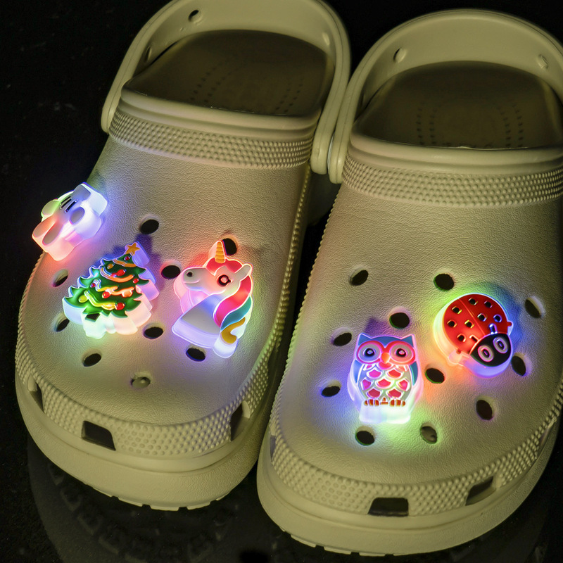 赤い本の同じ種類の動物の穴の靴の花DIYの新型の靴のボタンの超明るいLEDの花の宝石は小さい装飾を飾ります。|undefined